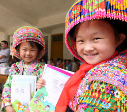 广西隆林中小学特困生领到免费教科书