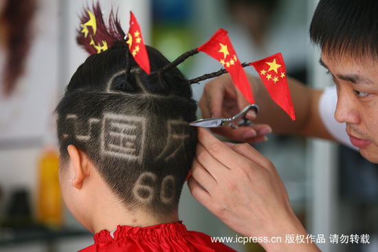 郑州：国庆“天安门”发型妙趣横生