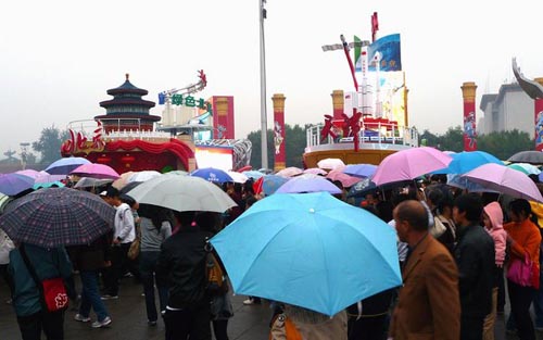 北京数万人天安门广场冒雨告别彩车