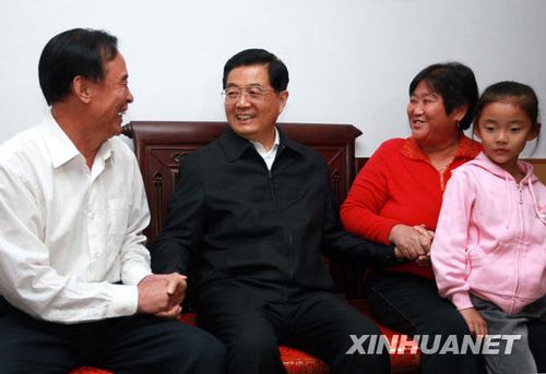 胡锦涛考察山东 和村民代表在农家院围坐(图)