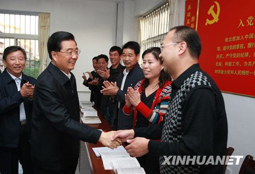胡锦涛考察山东 和村民代表在农家院围坐(图)