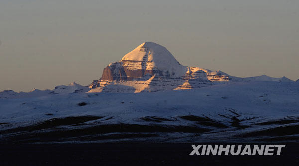 西藏阿里的神山圣湖