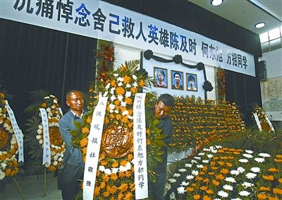 湖北荆州今日上午将为牺牲大学生举行追悼会