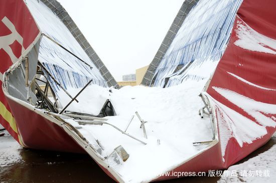 河北邢台暴雪压塌加油站