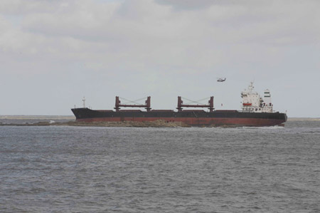 山东威海一货轮搁浅24名外籍船员获救
