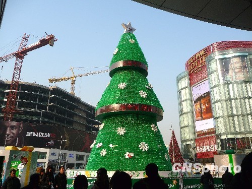 15米巨型环保圣诞树亮相北京王府井