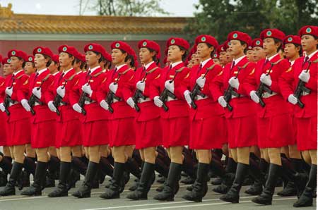 女民兵忆国庆50周年阅兵:秀发被军博收藏[组图]