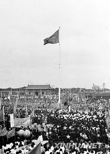 图为1949年10月1日,毛泽东主席按动电钮,新中国第一面五星红旗冉冉