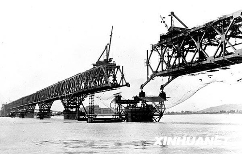 1968年：扬子江上架钢虹
