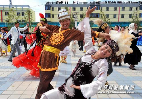 万人共舞“卡拉角勒哈”
